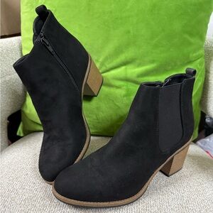 Kohl's Black Ankle Booties with Tan Sole